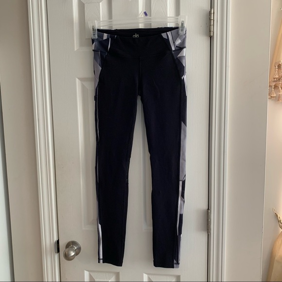 ALO Yoga Leggings - Picture 8 of 8